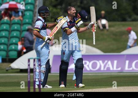 BECKENHAM, REGNO UNITO. 22 LUGLIO Alex Lees di Durham celebra il suo secolo durante la Royal London One Day Cup match tra Kent e Durham al County Ground, Beckenham giovedì 22 luglio 2021. (Credit: Will Matthews | MI News ) Credit: MI News & Sport /Alamy Live News Foto Stock