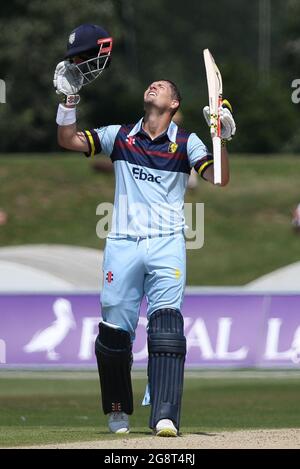 BECKENHAM, REGNO UNITO. 22 LUGLIO Alex Lees di Durham celebra il suo secolo durante la Royal London One Day Cup match tra Kent e Durham al County Ground, Beckenham giovedì 22 luglio 2021. (Credit: Will Matthews | MI News ) Credit: MI News & Sport /Alamy Live News Foto Stock