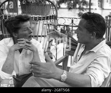 KATHARINE HEPBURN e ROSSANO BRAZZZI sul set location candid durante le riprese a Venezia Italia D'ESTATE 1955 il regista DAVID LEAN basato sulla rappresentazione The Time of the Cuckoo di Arthur Laurents sceneggiatura H.E. Bates e David Lean Lopert Pictures Corporation / London Film Productions / Independent Film Distributors (IFD) / Artisti Uniti Foto Stock