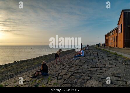 Newhaven Harbour, Edimburgo, Scozia, Regno Unito, 22 luglio 2021. Regno Unito Meteo: Tramonto frizzante dal Firth of Forth. Le persone si rilassano in acqua frangente mentre il sole tramonta Foto Stock