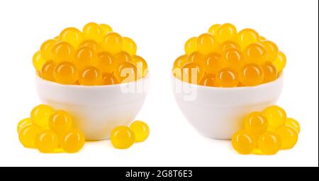 Perle di tapioca gialle per il tè delle bolle isolate su sfondo bianco. Perle di tapioca in ciotola di ceramica. Foto Stock
