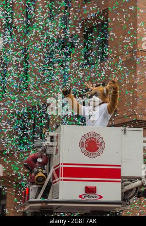 Bango the Buck, che ha dato il via ai tifosi della Milwaukee Bucks Championship Parade dopo le finali dell'NBA 2021 Foto Stock