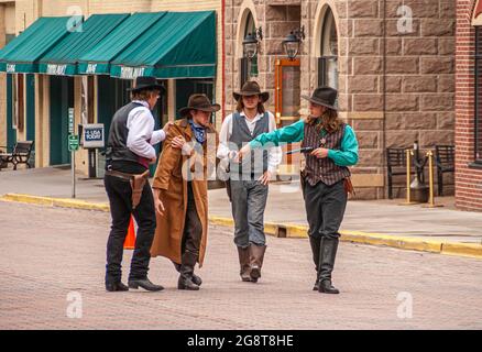 Deadwood, Stati Uniti d'America - 31 maggio 2008: Main Street centro. Il cattivo ragazzo viene arrestato dallo sceriffo dopo lo sparo in mezzo alla strada. Abbigliamento e business da cowboy Foto Stock