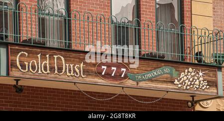 Deadwood, Stati Uniti d'America - 31 maggio 2008: Main Street centro. Primo piano del Gold Dust Casino e emblema dell'hotel sopra l'entrata che mostra il numero 777. Vento verde trim Foto Stock