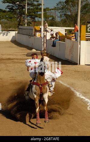 18 marzo 2017 - Merida, Yucatan, Messico. Concorso 'Escaramuza' ad un 'Lienzo Charro'. Escaramuza è una parte sportiva solo per ragazze della Charreria messicana Foto Stock