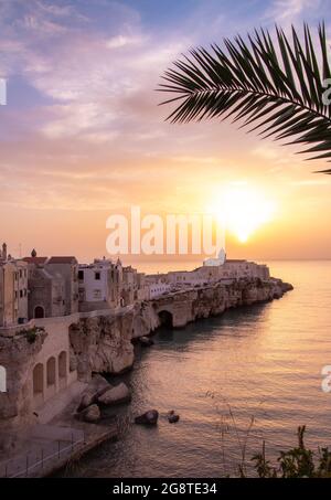 Vista panoramica del tramonto sul centro storico e sulla chiesa di San Francesco, Vieste, Gargano, Puglia, Italia Foto Stock