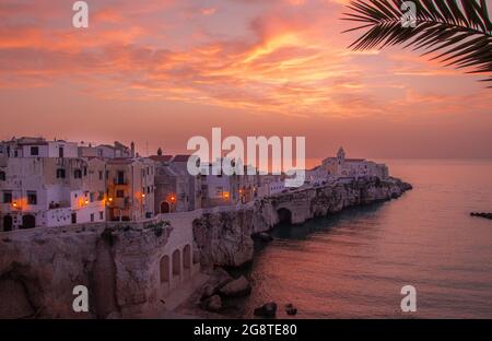 Vista panoramica del tramonto sul centro storico e sulla chiesa di San Francesco, Vieste, Gargano, Puglia, Italia Foto Stock