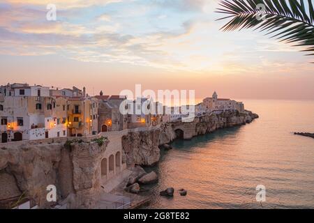 Vista panoramica del tramonto sul centro storico e sulla chiesa di San Francesco, Vieste, Gargano, Puglia, Italia Foto Stock