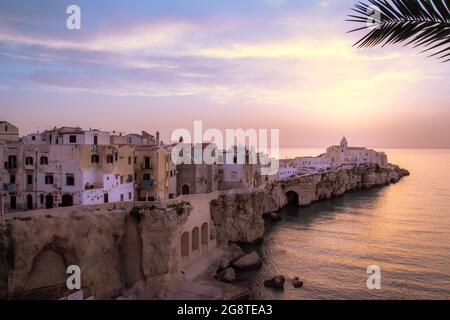 Vista panoramica del tramonto sul centro storico e sulla chiesa di San Francesco, Vieste, Gargano, Puglia, Italia Foto Stock