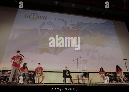 Salerno, Salerno, Italia. 21 luglio 2021. I giovani rappresentanti del pubblico pongono domande e sfidano il Governatore della Regione Campania, Vincenzo De Luca, durante la cerimonia di apertura della 50a edizione del Giffoni Film Festival. (Credit Image: © Paola desiderio/ZUMA Press Wire) Foto Stock
