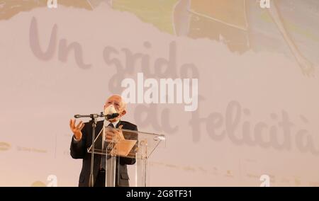 Salerno, Salerno, Italia. 21 luglio 2021. Vincenzo De Luca addolera i giovani durante la cerimonia di apertura del Giffoni Film Festival. Ha sottolineato l'importanza di avere il coraggio di essere diversi in un momento di omologia. (Credit Image: © Paola desiderio/ZUMA Press Wire) Foto Stock