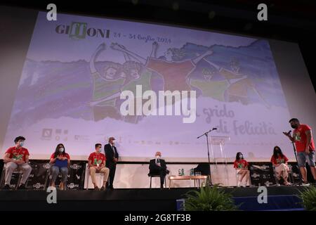 Salerno, Salerno, Italia. 21 luglio 2021. Vincenzo De Luca, governatore della Regione Campania, ascolta le domande dei giovani rappresentanti del pubblico durante la cerimonia di apertura della 50a edizione del Giffoni Film Festival. Ha sottolineato l'importanza di avere il coraggio di essere diversi in un momento di omologia e l'importanza di assumersi la responsabilità. (Credit Image: © Paola desiderio/ZUMA Press Wire) Foto Stock