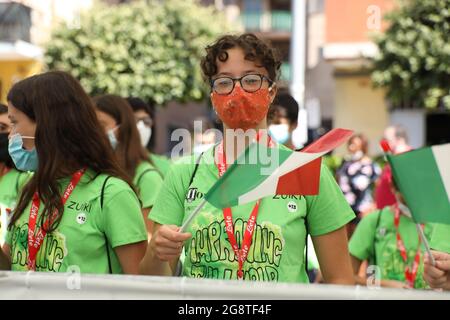 Salerno, Salerno, Italia. 21 luglio 2021. Giovane menber del pubblico partecipa alla cerimonia di apertura del Giffoni Film Festival. La 50a edizione è iniziata nonostante i rigorosi protocolli COVID e le restrizioni. (Credit Image: © Paola desiderio/ZUMA Press Wire) Foto Stock