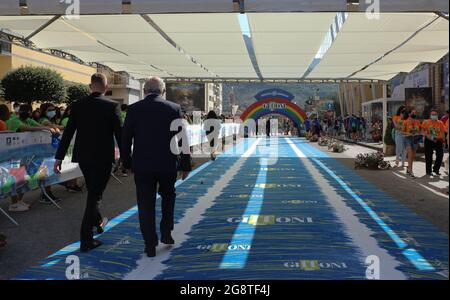 Salerno, Salerno, Italia. 21 luglio 2021. Claudio Guditosi, direttore del Giffoni Film Festival, controlla i giovani e ricorda loro l'importanza di rispettare i protocolli COVID prima che inizi la cerimonia di apertura della 50a edizione del Giffoni Film Festival. (Credit Image: © Paola desiderio/ZUMA Press Wire) Foto Stock