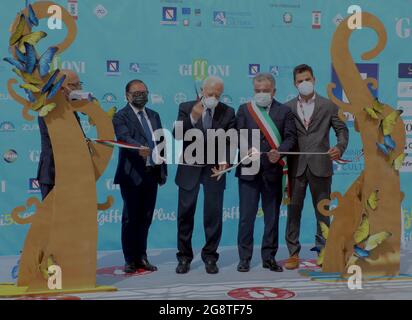 Salerno, Salerno, Italia. 21 luglio 2021. Il governatore della Regione Campania Vincenzo De Luca taglia il nastro, inaugurando ufficialmente la 50a edizione di uno dei Giffoni Film Festival, interamente riservato ai bambini. (Credit Image: © Paola desiderio/ZUMA Press Wire) Foto Stock