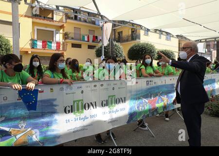 Salerno, Salerno, Italia. 21 luglio 2021. La direttrice del Giffoni Film Festival Claudio Guditosi, ricorda ai giovani partecipanti l'imporenza dei rigidi protocolli COVID adottati durante i festival, pochi minuti prima dell'inizio della 50a edizione del Giffoni Film Festival. (Credit Image: © Paola desiderio/ZUMA Press Wire) Foto Stock