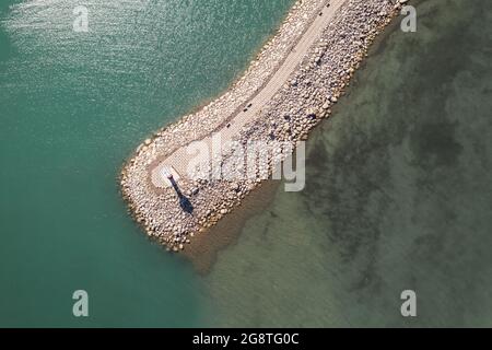 Strada e fari sul lago. Sparato nel lago Sayram, Xinjiang, Cina. Foto Stock