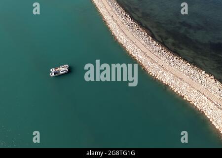 Strada e fari sul lago. Sparato nel lago Sayram, Xinjiang, Cina. Foto Stock