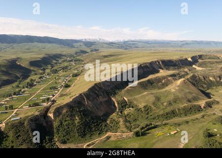 Le vette e le praterie montane sono sotto le nuvole bianche. Sparato a Xinjiang, Cina. Foto Stock