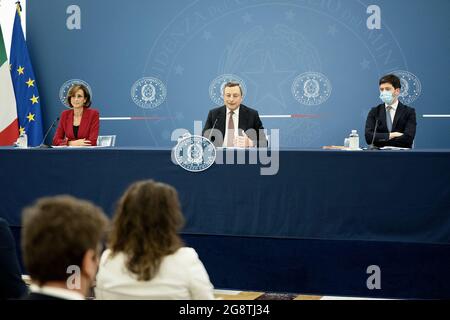 Roma. 22 luglio 2021. Il primo ministro italiano Mario Draghi (C) partecipa a una conferenza stampa a Roma, Italia, il 22 luglio 2021. Il COVID Green Pass sarà obbligatorio per entrare in ristoranti, caffetterie e altri ristoranti in Italia a partire dal 6 agosto, il governo ha annunciato giovedì. Credit: Xinhua/Alamy Live News Foto Stock