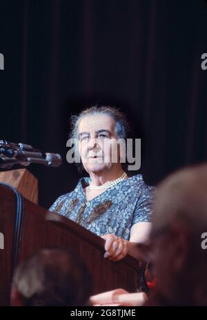 Il primo ministro israeliano Golda Meir parla all'appello ebraico Unito (U.J.A.) Cena, New York City, New York, USA, Bernard Gotfryd, 1973 Foto Stock