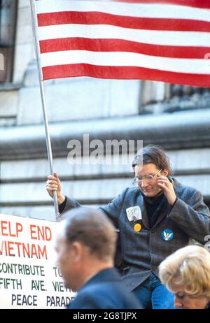 Manifestanti contro la guerra con segni, moratoria per porre fine alla guerra in Vietnam, New York City, New York, USA, Bernard Gotfryd, 15 ottobre 1969 Foto Stock