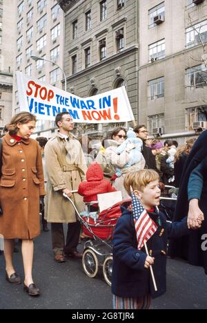 Manifestanti contro la guerra con segni, New York City, New York, USA, Bernard Gotfryd, 1969 Foto Stock