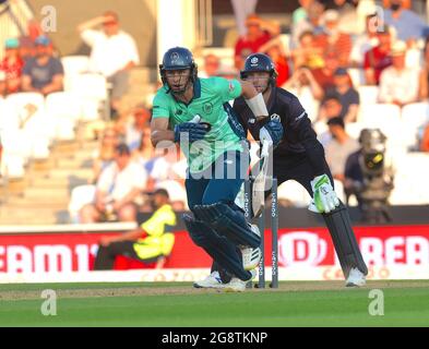 Londra, Regno Unito. 22 luglio 2021. Sam Curran degli Oval Invincibles battendo mentre gli Oval Invincibles prendono gli originali del Manchester nel concorso di cricket dei cento uomini al Kia Oval. The Hundred è un nuovo formato di cricket introdotto dalla BCE. Credit: David Rowe/Alamy Live News Foto Stock