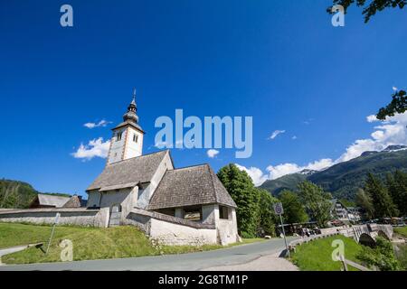 Foto della chiesa di san giovanni in Ribcev laz. È una chiesa medievale. Ribbcev Laz è un insediamento sul lago di Bohinj nel comune di Bohinj in Foto Stock