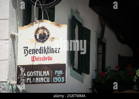 Immagine di un cartello con la scritta Benediktiner Beer davanti all'ingresso di un bar sloveno a Lubiana. Benediktiner è una fabbrica di birra tedesca conosciuta in tutto il mondo, famosa Foto Stock
