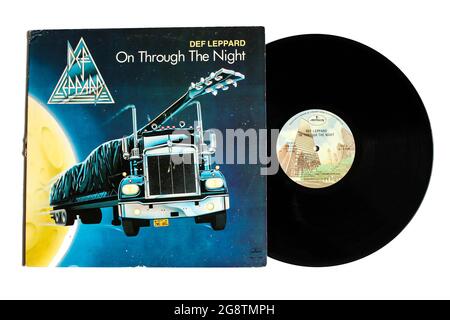 Heavy Metal band, album musicale DEF Leppard su disco LP con dischi in vinile. Titolo: Copertina dell'album on Through the Night Foto Stock