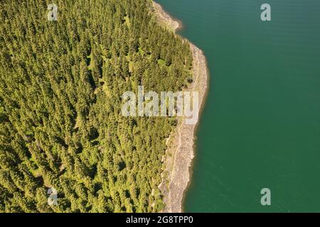 Fiume e alberi con giorno senza nuvole. Sparato a xinjiang, Cina. Foto Stock