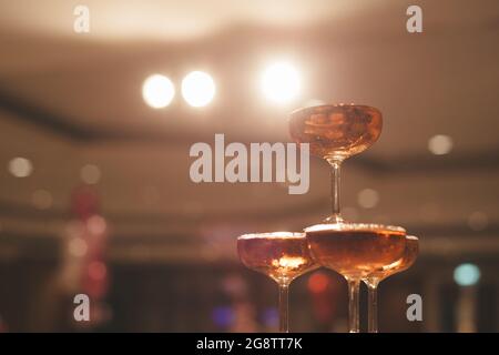 piccola torre di bicchiere di champagne nella festa di ricevimento di nozze Foto Stock