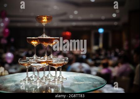piccola torre di bicchiere di champagne nella festa di ricevimento di nozze Foto Stock