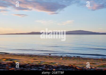 Calming ICM astratto. La spiaggia di Rathtrevor e le isole dello stretto di Georgia, British Columbia, si fondono in un'immagine sognante e a fuoco morbido con nuvole dai colori pastello Foto Stock