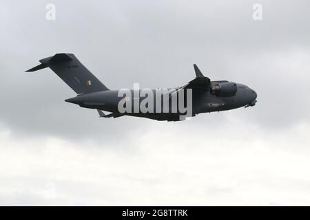 CB-8006, un Boeing C-17 Globemaster III gestito dall'Indian Air Force, con partenza dall'aeroporto internazionale di Prestwick in Ayrshire, Scozia. Foto Stock