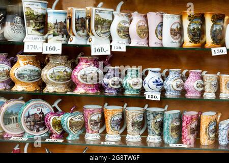 Tazze per acqua minerale nel negozio di Karlovy Vary Foto Stock