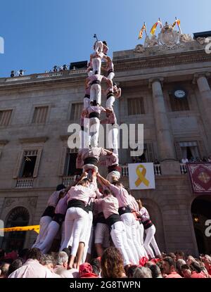 Castellers fare castell vicino ayuntamiento edificio durante la Merca Barcellona Foto Stock