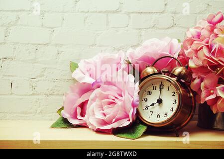 Sveglia con decorazioni floreali su sfondo bianco murale Foto Stock