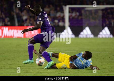 Orlando, Stati Uniti. 23 luglio 2021. Jamiro Monteiro (10 Philadelphia Union) affronta Benji Michel (19 Orlando City) durante la Major League Soccer game tra Orlando City e Philadelphia Union all'Exploria Stadium di Orlando, Florida. NESSUN UTILIZZO COMMERCIALE. Credit: SPP Sport Press Photo. /Alamy Live News Foto Stock