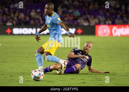 Orlando, Stati Uniti. 23 luglio 2021. Sergio Santos (17 Philadelphia Union) passa la palla indietro dopo che Uri Rosell (20 Orlando City) cerca di fare un attacco durante la partita di calcio della Major League tra Orlando City e Philadelphia Union all'Exploria Stadium di Orlando, Florida. NESSUN UTILIZZO COMMERCIALE. Credit: SPP Sport Press Photo. /Alamy Live News Foto Stock