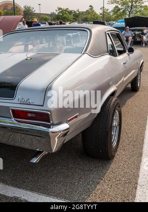 L'estremità posteriore di una Chevrolet Nova vintage in argento a due tonalità con strisce nere in esposizione ad una mostra di auto a Homestead, Pennsylvania, USA Foto Stock