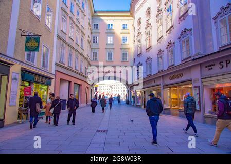 Vista della famosa via dello shopping Getreidegasse, vicina al luogo di nascita di Wolfgang Amadeus Mozart. Preso a Salisburgo, Austria, 20 ottobre 2016 Foto Stock
