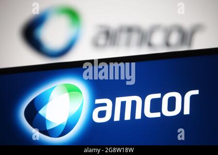 Ucraina. 22 luglio 2021. In questa illustrazione fotografica viene visualizzato un logo Amcor su uno smartphone e sullo schermo del pc. (Foto di Pavlo Gonchar/SOPA Images/Sipa USA) Credit: Sipa USA/Alamy Live News Foto Stock