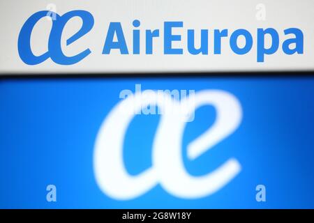 Ucraina. 22 luglio 2021. In questa illustrazione fotografica un logo Air Europa di una compagnia aerea spagnola è visibile su uno smartphone e uno schermo del pc. (Foto di Pavlo Gonchar/SOPA Images/Sipa USA) Credit: Sipa USA/Alamy Live News Foto Stock