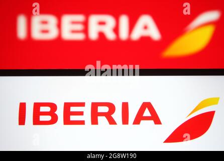 Ucraina. 22 luglio 2021. In questa illustrazione fotografica un logo Iberia di una compagnia aerea di Spagna è visto su uno smartphone e uno schermo del pc. (Foto di Pavlo Gonchar/SOPA Images/Sipa USA) Credit: Sipa USA/Alamy Live News Foto Stock