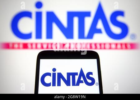 Ucraina. 22 luglio 2021. In questa illustrazione fotografica, sullo schermo di uno smartphone e di un pc viene visualizzato il logo di Cintas Corporation. (Foto di Pavlo Gonchar/SOPA Images/Sipa USA) Credit: Sipa USA/Alamy Live News Foto Stock