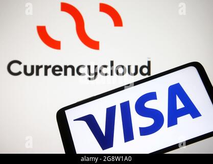 Ucraina. 22 luglio 2021. In questa illustrazione fotografica viene visualizzato un logo Visa sullo schermo di uno smartphone con un logo Currencycloud sullo sfondo. (Foto di Pavlo Gonchar/SOPA Images/Sipa USA) Credit: Sipa USA/Alamy Live News Foto Stock