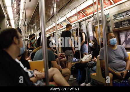 Brooklyn, Stati Uniti. 17 luglio 2021. Le persone si siedono e si levano in piedi su un'auto New York City Metro Transit. Le persone devono indossare maschere facciali per fermare la diffusione del Covid-19 all'interno del transito di New York City. (Foto di Stephen Zenner/SOPA Images/Sipa USA) Credit: Sipa USA/Alamy Live News Foto Stock