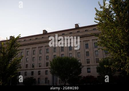 Washington, Stati Uniti. 07 aprile 2021. Una visione generale del Dipartimento di Giustizia degli Stati Uniti (DOJ), a Washington, DC, giovedì 22 luglio, 2021, in mezzo alla pandemia del coronavirus. Mentre la variante Delta del COVID-19 si diffonde rapidamente in America e in tutto il mondo, questa settimana a Washington i negoziati sulla legislazione sulle infrastrutture sono proseguiti nel Congresso. (Graeme Sloan/Sipa USA) Credit: Sipa USA/Alamy Live News Foto Stock